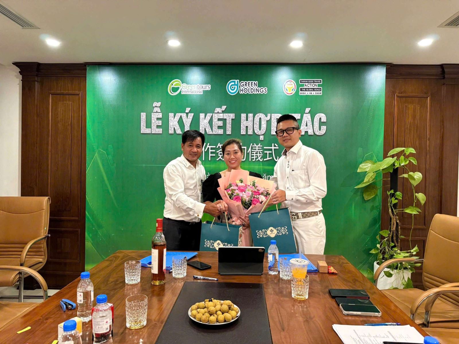 Greentours tặng hoa và quà cho đối tác